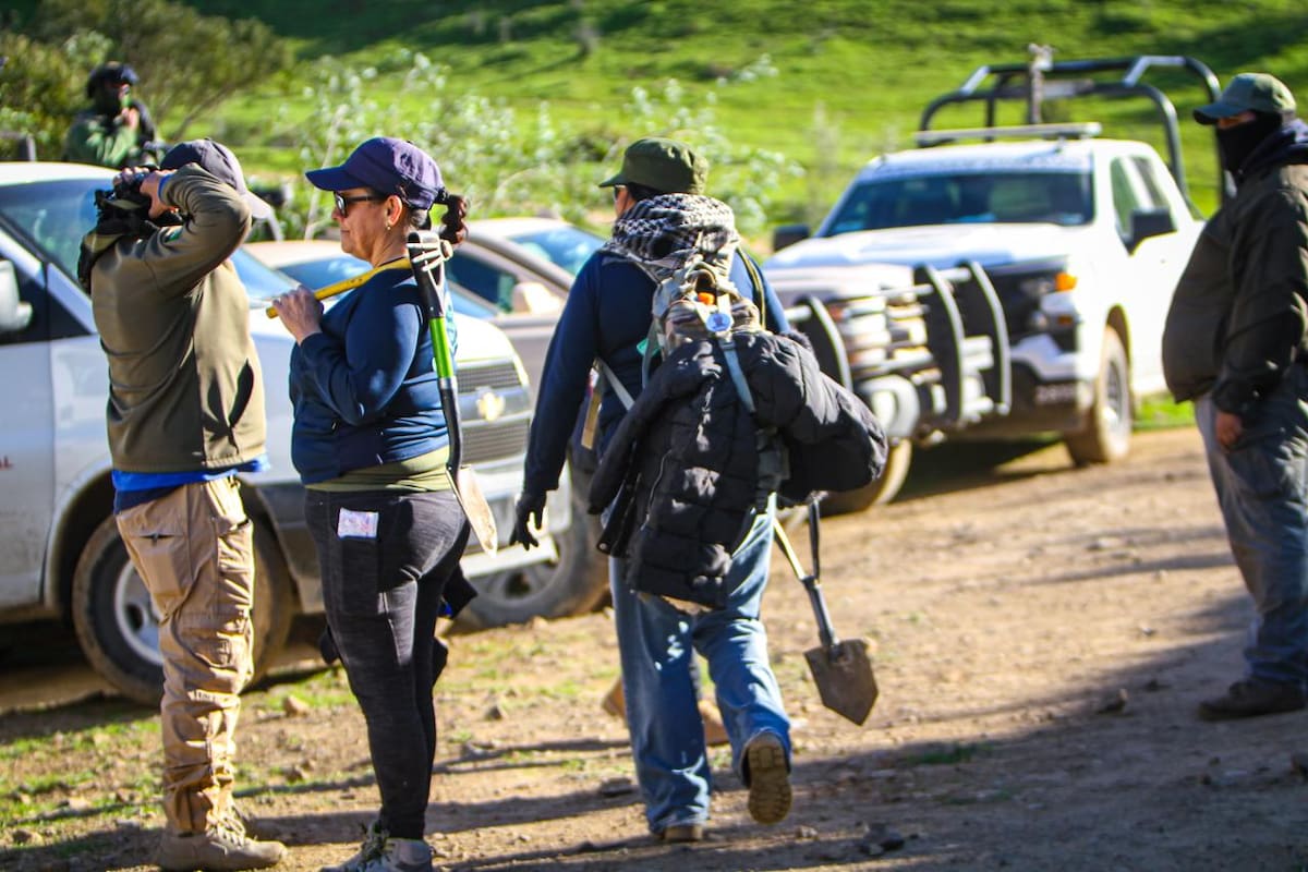 Los cuerpos enterrados de tres personas, preliminarmente masculinas, fueron localizados por un colectivo de búsqueda en una zona despoblada cercana a la entrada del Fraccionamiento Hacienda Las Delicias Primera Sección. Foto: Border Zoom