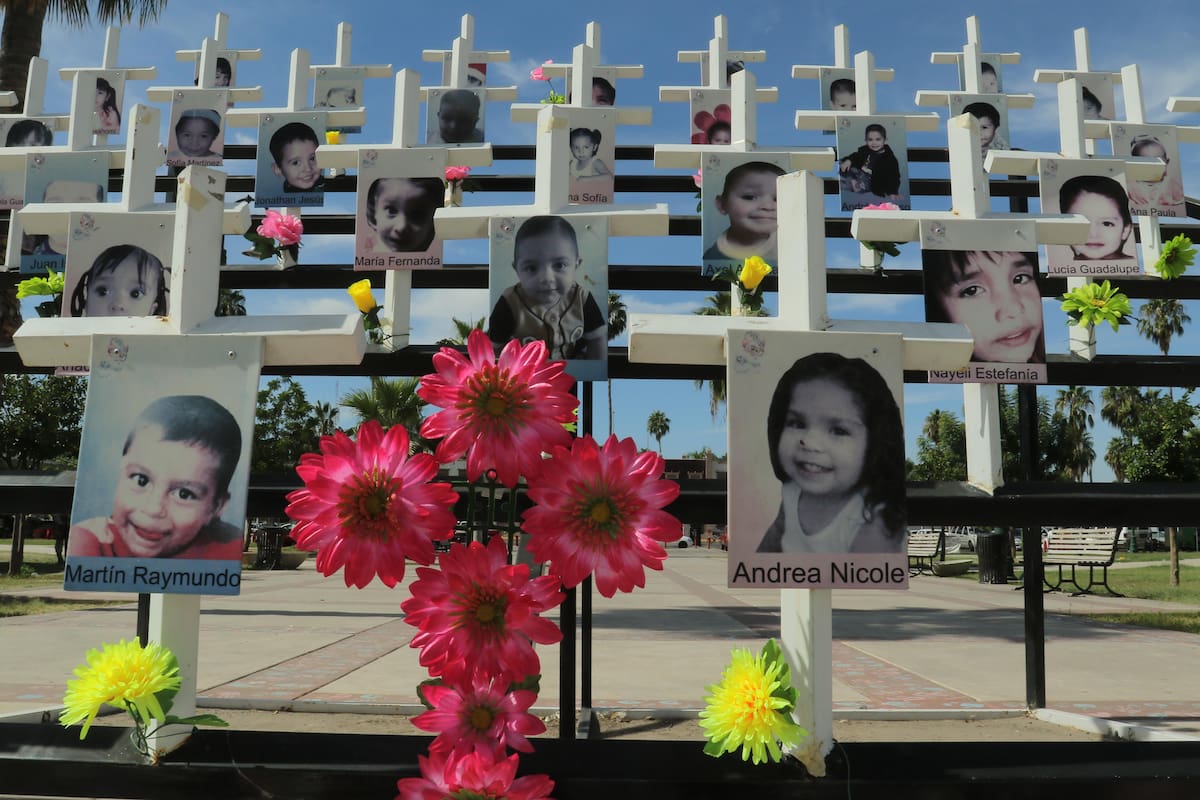 Colocan coronas, veladoras y flores a las cruces de los niños de la guardería ABC que se encuentra en la plaza Emiliana de Zubeldia. (Banco digital GH)