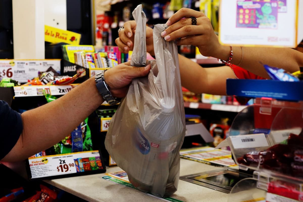 Denuncian que aún se siguen entregando bolsas de plástico a pesar de estar prohibidas