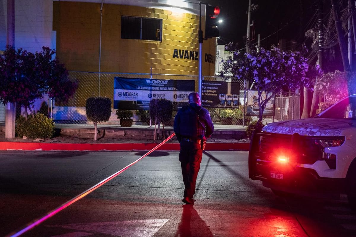 Abandonan cadáver y una cartulina frente a estación de policía en Otay