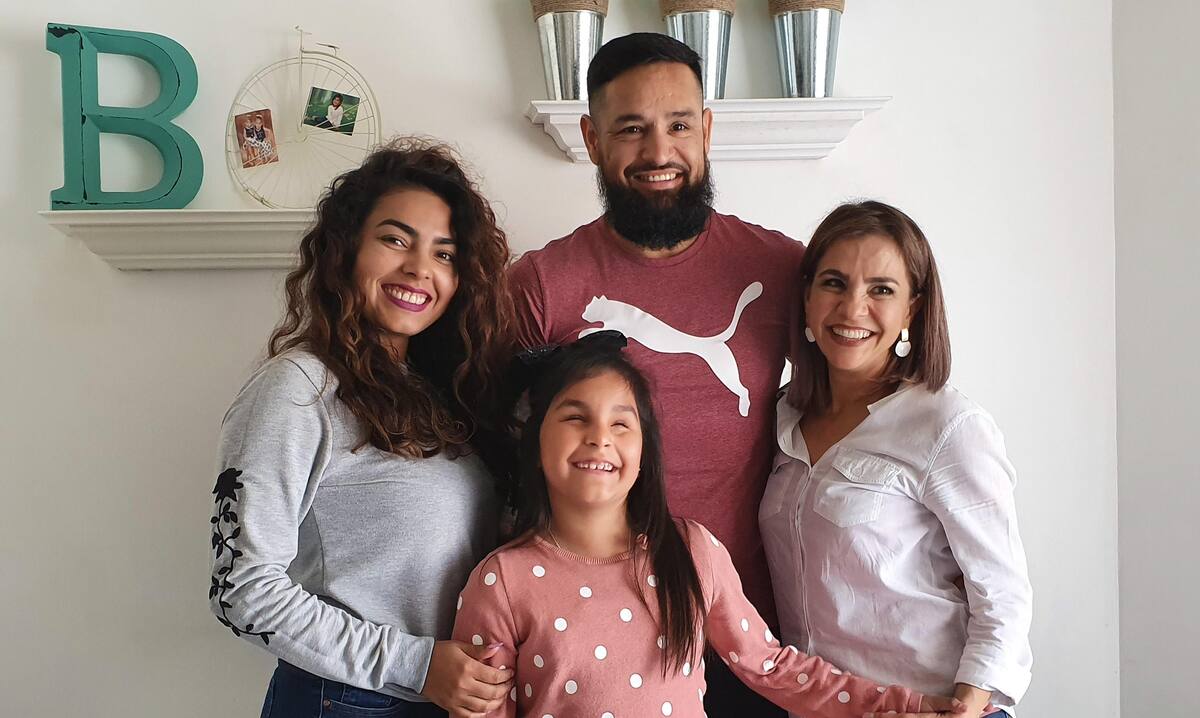 Valeria posa con sus padres, Melina Gallegos y Fabián Gutiérrez, así como de su tía (blanco) Lirio Marcela Gutiérrez Bojórquez.