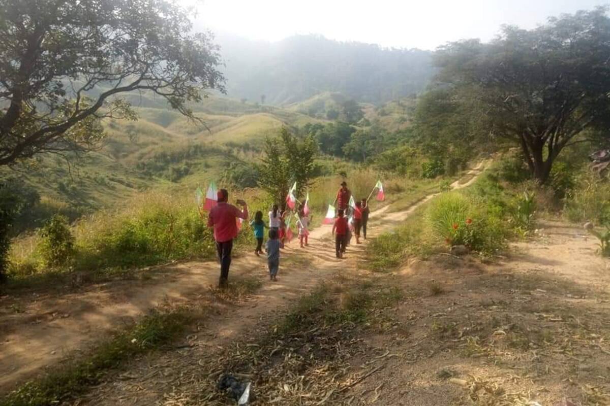Niños de Chiapas realizan humilde desfile de la Revolución Mexicana
