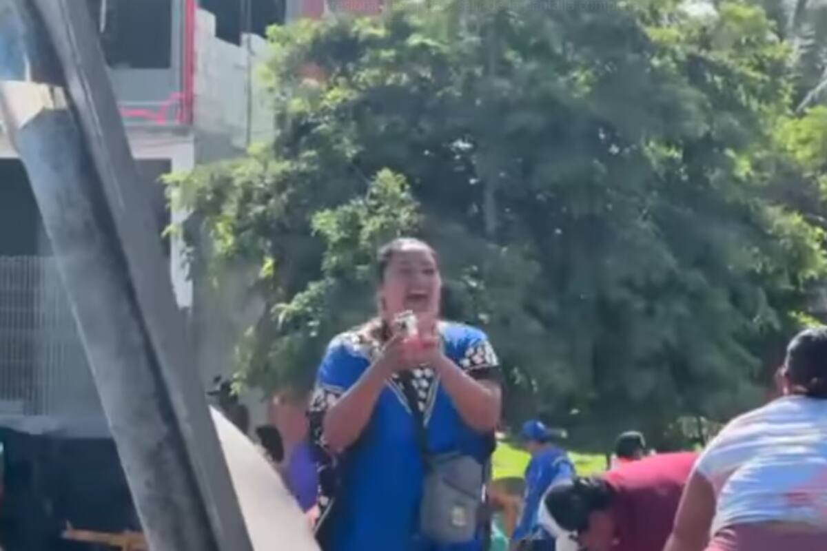 Video: Mujer se baña en cerveza tras volcadura de tráiler en Campeche