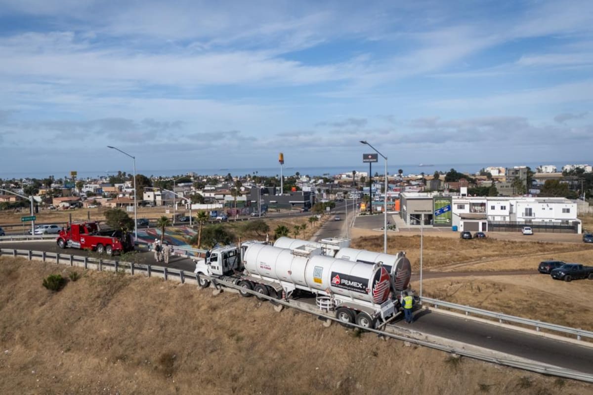 Pipa cargada con más de 31 mil litros de combustible queda al borde de volcar en la autopista Tijuana–Ensenada