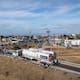 Pipa cargada con más de 31 mil litros de combustible queda al borde de volcar en la autopista Tijuana–Ensenada