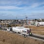Pipa cargada con más de 31 mil litros de combustible queda al borde de volcar en la autopista Tijuana–Ensenada