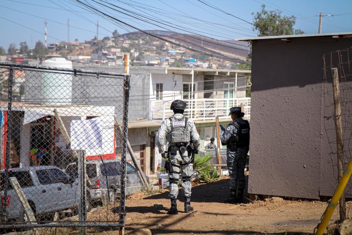 La víctima fue localizada con heridas provocadas por un objeto punzocortante al interior de un domicilio en la delegación Centenario.
Fotos: Border Zoom.