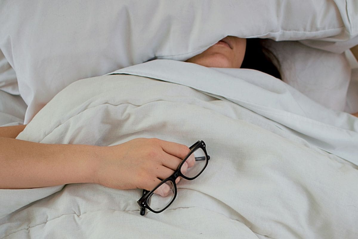 ¿Por qué es difícil dormir en la cama después de un día agotador? Esto dicen los expertos