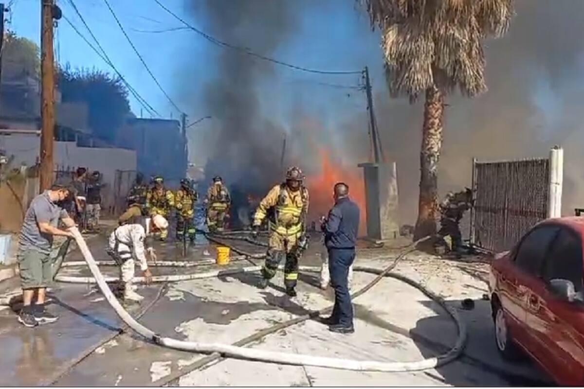 Destruye incendio 3 viviendas en Camino Verde