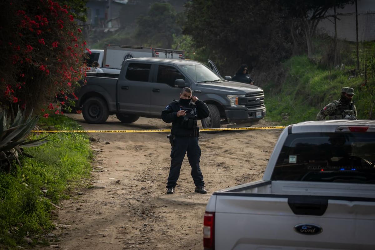 El cuerpo de una persona con evidentes huellas de violencia fue localizado al interior de una bolsa negra, atado de pies y manos, envuelto en una cobija y con la cabeza cubierta con cinta adhesiva.
Foto: Border Zoom