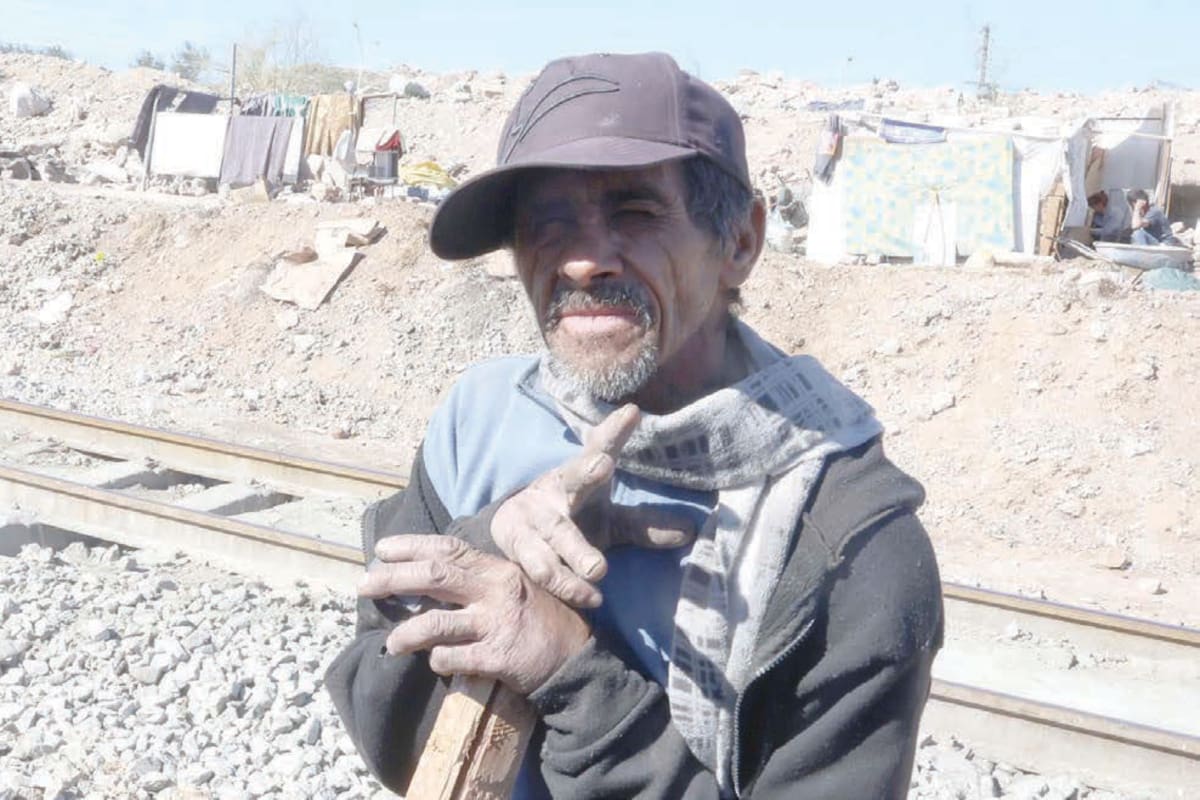 Con cobijas y refugios improvisados, migrantes resisten bajas temperaturas en Hermosillo
