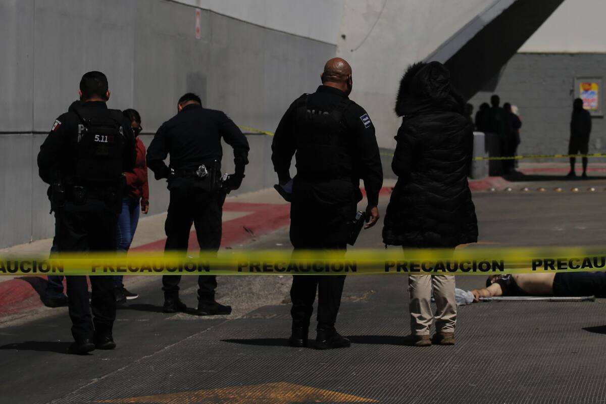 Ejecutan a hombre y mujer resulta lesionada en estacionamiento de mercado en Tijuana