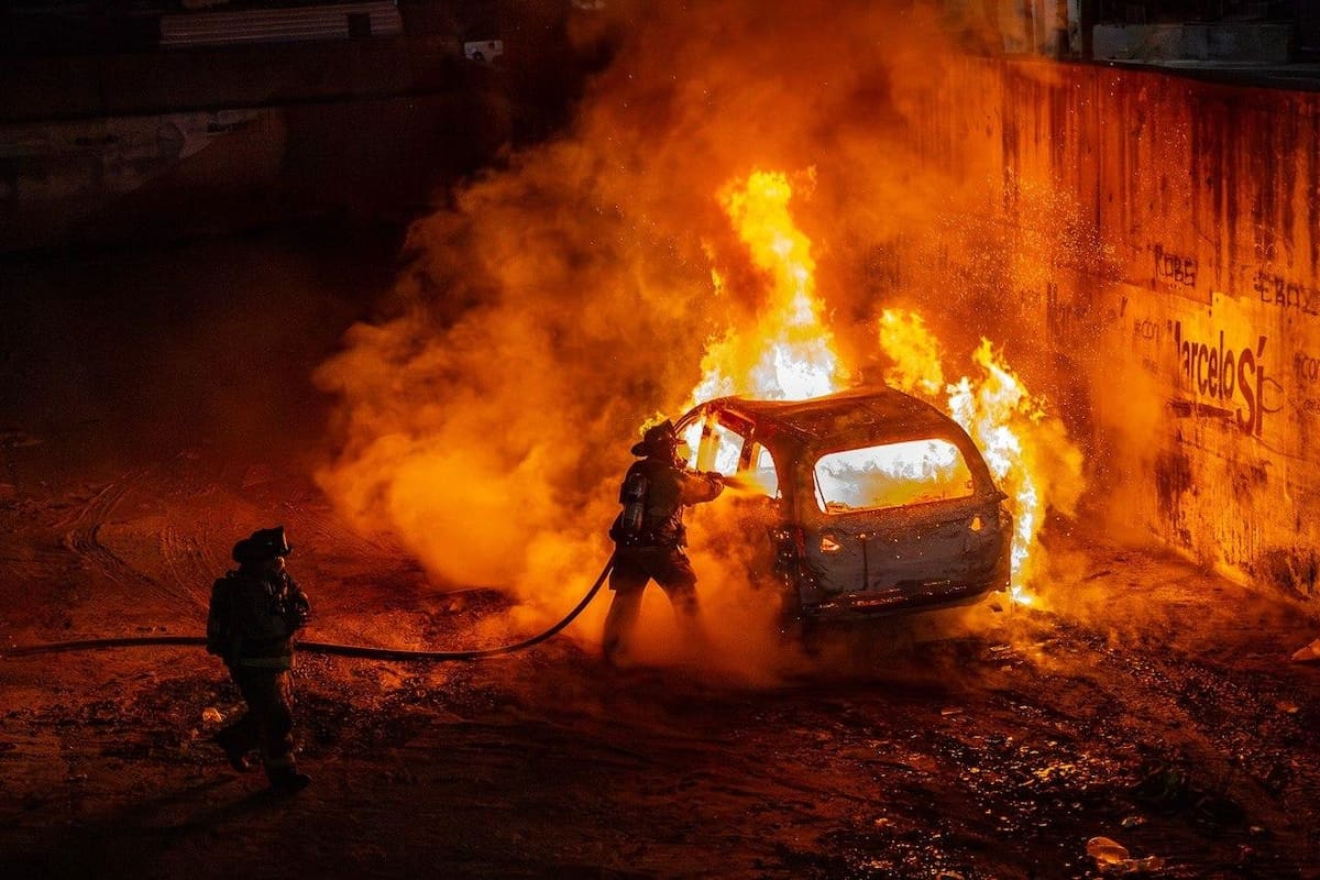 Incendios consumen una vivienda y una camioneta durante la madrugada en Tijuana; no hubo lesionados