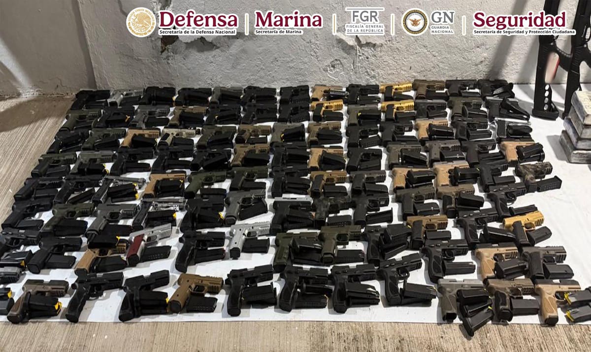 Autoridades federales realizaron un cateo en un inmueble de Tapachula, Chiapas, donde aseguraron droga, armas y vehículos de carga. | Foto: OHarfuch/X.