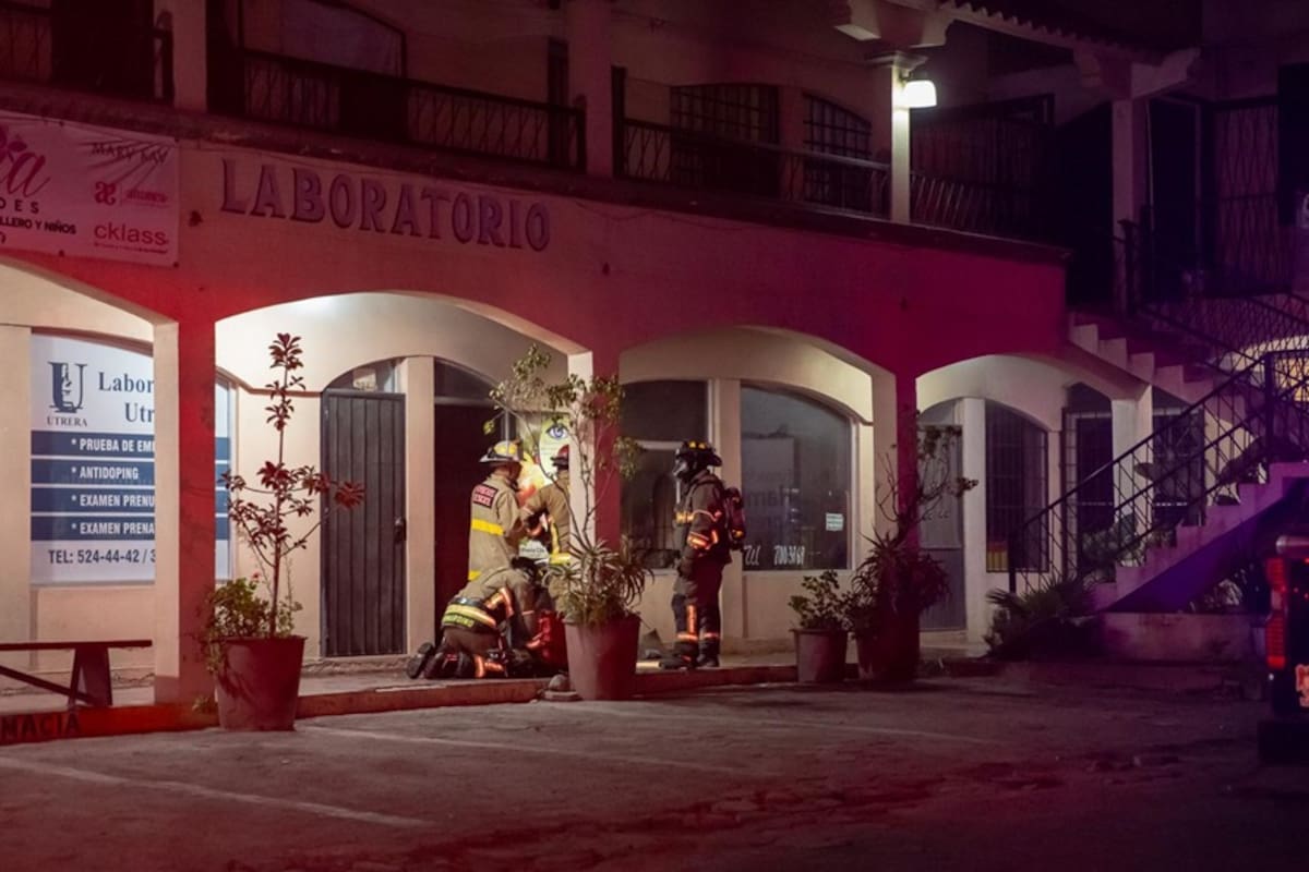 Intento de incendio en negocio de licuados; hallan botellas con gasolina