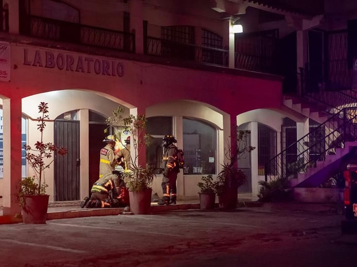Intento de incendio en negocio de licuados; hallan botellas con gasolina