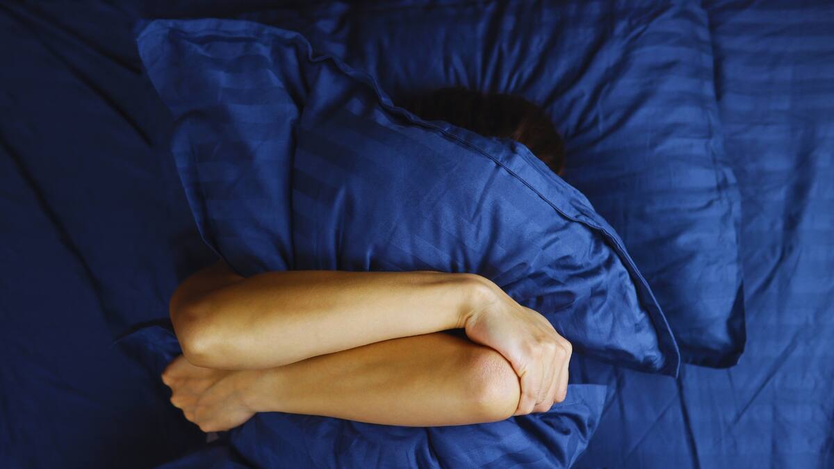 En la mayoría de los casos, dormir abrazando una almohada no es motivo de preocupación. Sin embargo, si el gesto está acompañado de una sensación persistente de tristeza, ansiedad o necesidad extrema de contacto, podría ser útil explorar estas emociones con un terapeuta. Foto: Especial/Canva