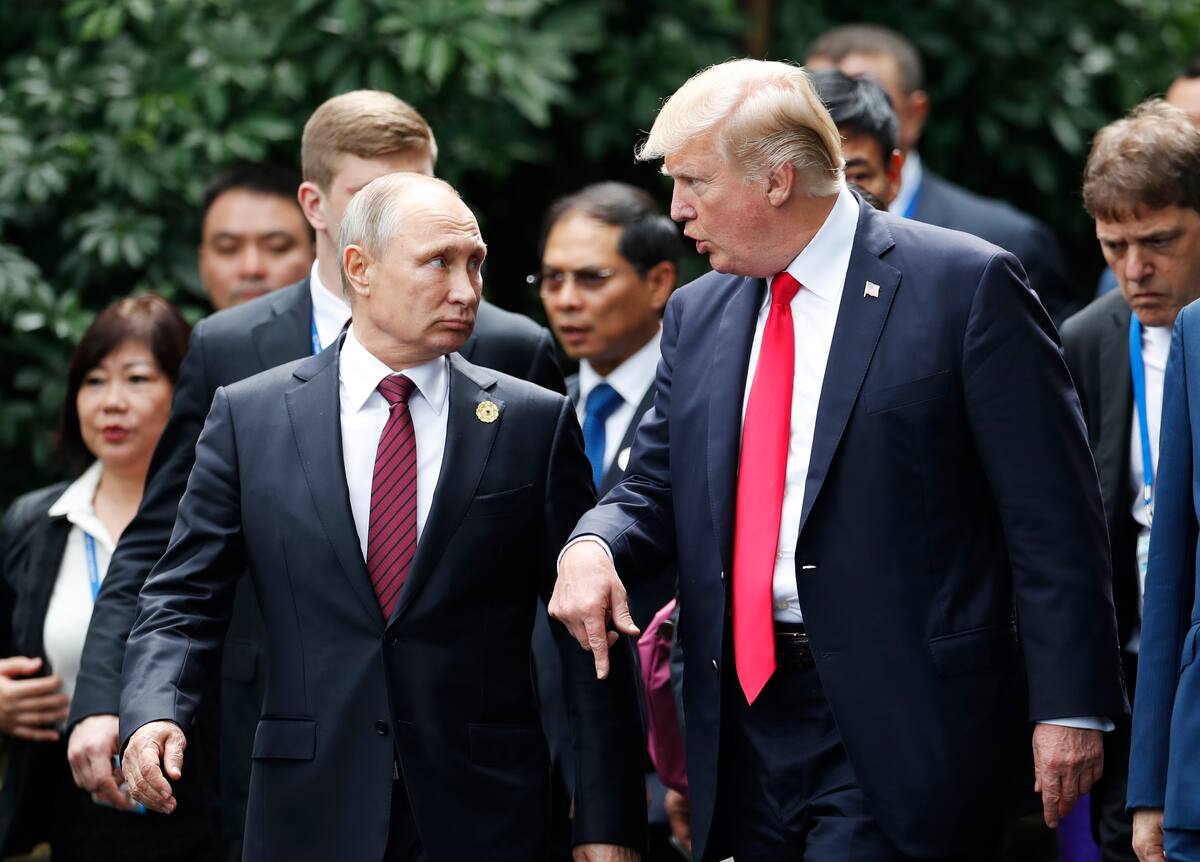 El presidente de EU, Donald Trump, al centro a la derecha, y el presidente de Rusia, Vladimir Putin, al centro a la izquierda. | Crédito: Jorge Silva/Pool Photo via AP