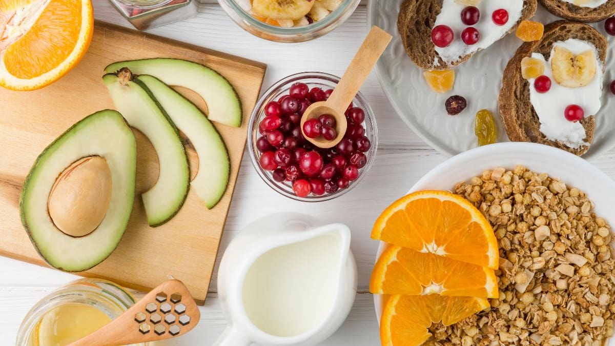 4 vitaminas esenciales que no pueden faltar en tu desayuno para mantenerte saludable y alimentos clave para obtenerlas fácilmente
