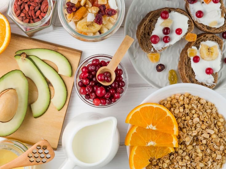 4 vitaminas esenciales que no pueden faltar en tu desayuno para mantenerte saludable y alimentos clave para obtenerlas fácilmente