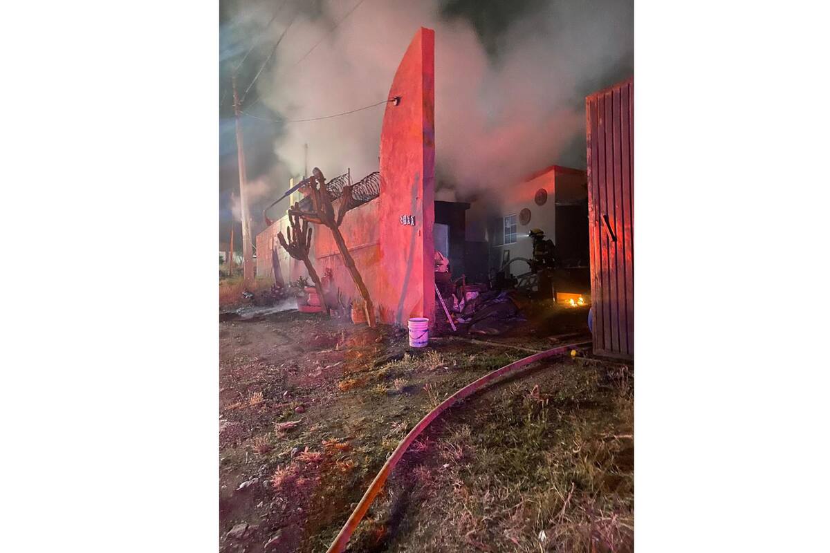 Sale ilesa mujer de incendio