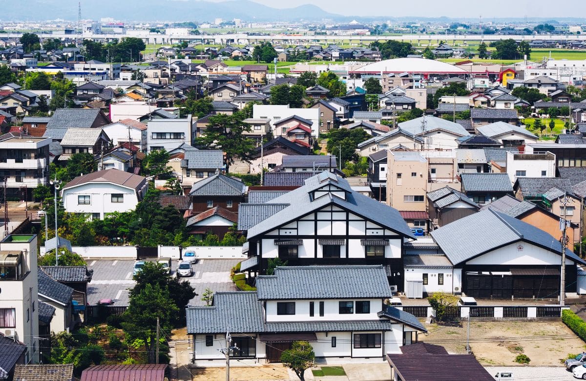 En Japón la pobreza no se expresa tanto en una red masiva de transferencias visibles, sino en ingresos bajos, empleo no permanente, hogares unipersonales. | Foto: Especial