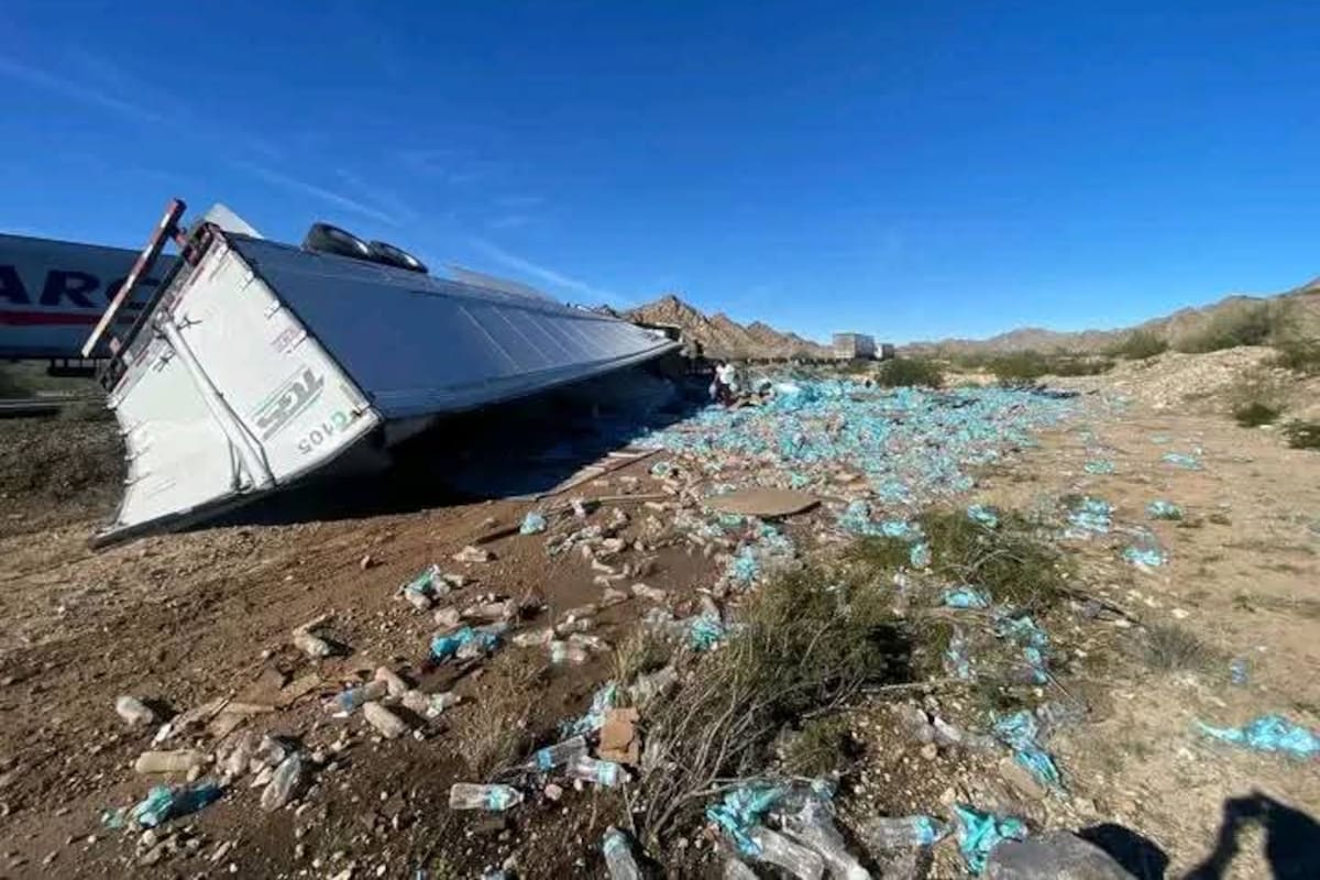 Vuelca tráiler en la carretera San Luis–Sonoyta; conductor resulta con lesiones leves