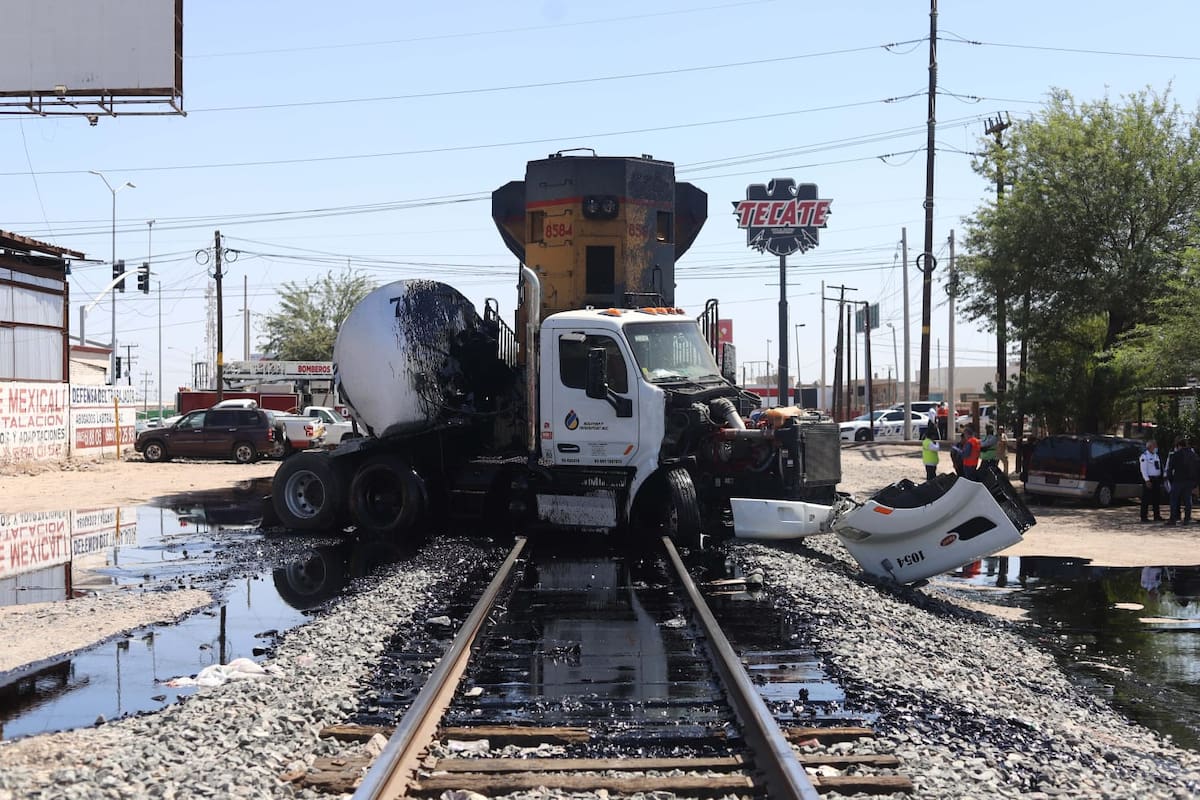 Tren embiste camión cisterna que transportaba brea