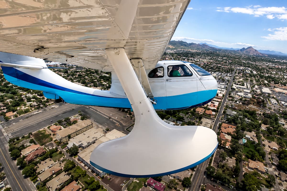 Avión anfibio de la Segunda Guerra Mundial aterriza de emergencia en una calle de Phoenix tras falla en el motor; tres pasajeros salieron ilesos