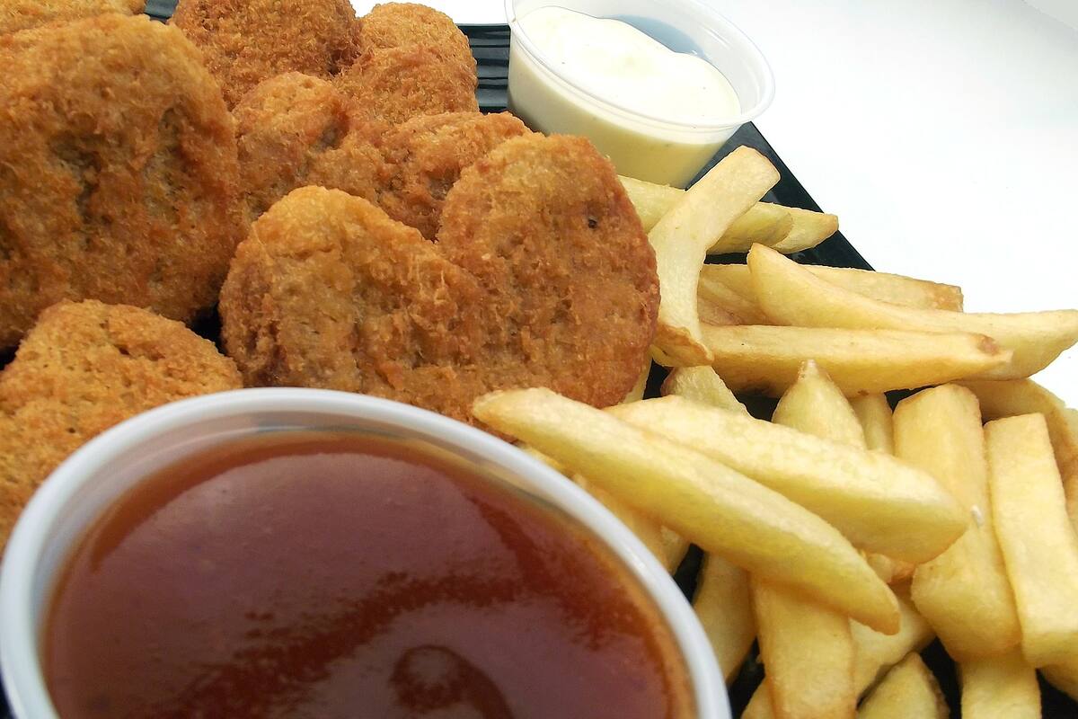 Madre pide indemnización de niñera que le dio nuggets a sus hijos vegetarianos
