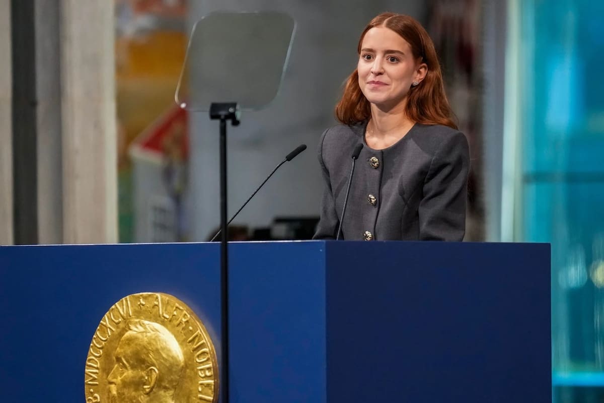 Ana Corina Sosa aceptó el premio y explicó que su madre sí llegó a Noruega, aunque no a tiempo para participar en el acto protocolario de entrega del Premio Nobel de la Paz en el Ayuntamiento de Oslo, Noruega, el miércoles 10 de diciembre de 2025. | Crédito: Ole Berg-Rusten/NTB Scanpix, Pool via AP