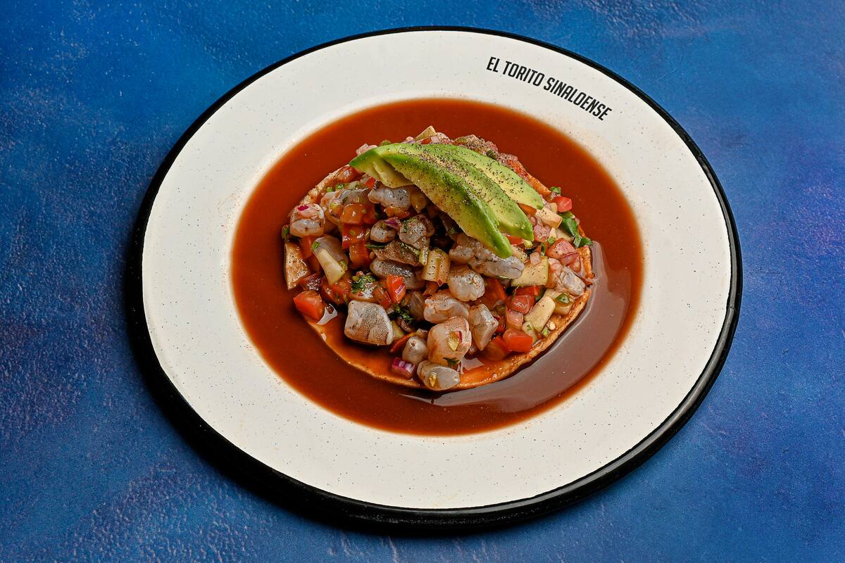 Tostada de ceviche de camarón.
