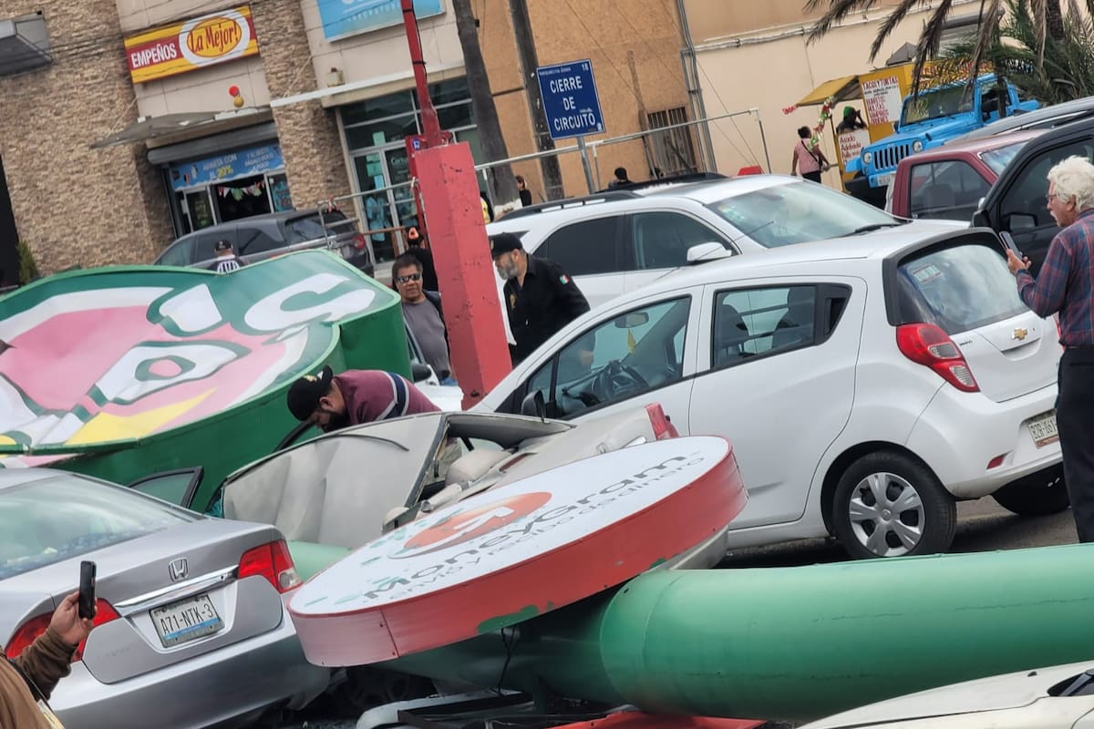 Afectado por caída de espectacular en Waldo’s de la colonia Soler acude a la Fiscalía ante falta de respuesta