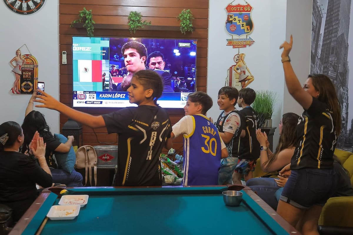 Celebran excompañeros de Karim López su selección en el Draft de la NBA
