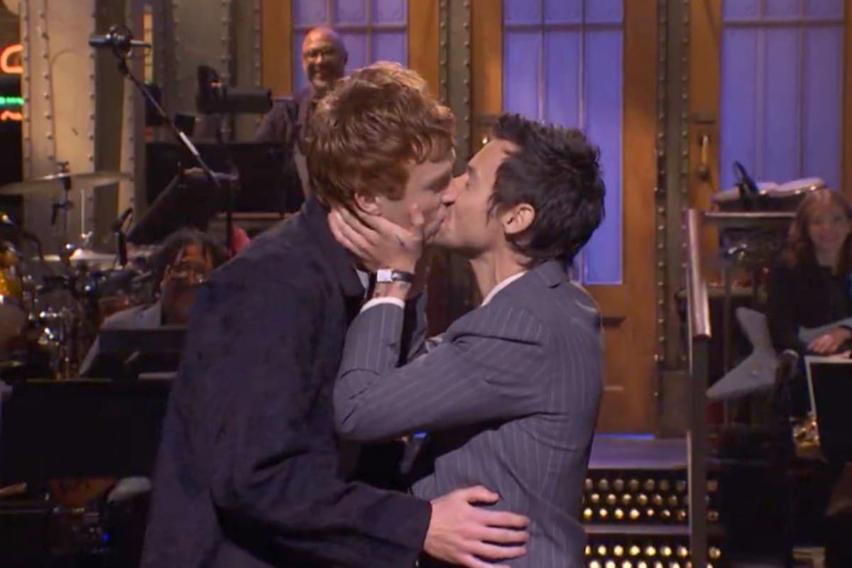 Harry Styles responde a críticas por “queerbaiting” en Saturday Night Live y sorprende con beso en vivo