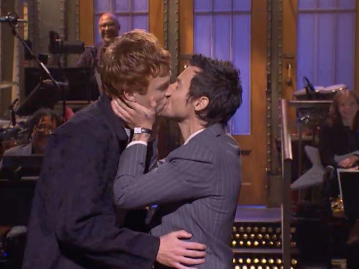 Harry Styles responde a críticas por “queerbaiting” en Saturday Night Live y sorprende con beso en vivo