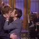 Harry Styles responde a críticas por “queerbaiting” en Saturday Night Live y sorprende con beso en vivo