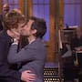 Harry Styles responde a críticas por “queerbaiting” en Saturday Night Live y sorprende con beso en vivo