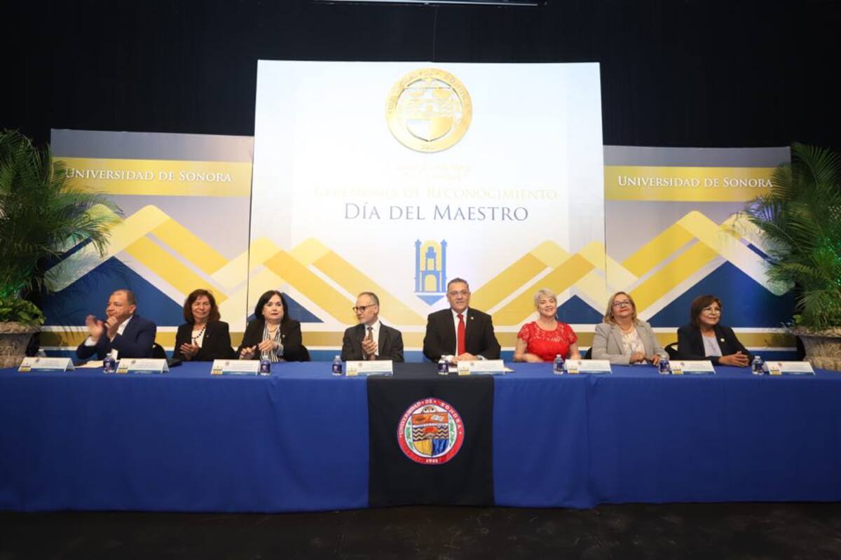 Reconocen a maestros de la Unison por su trayectoria