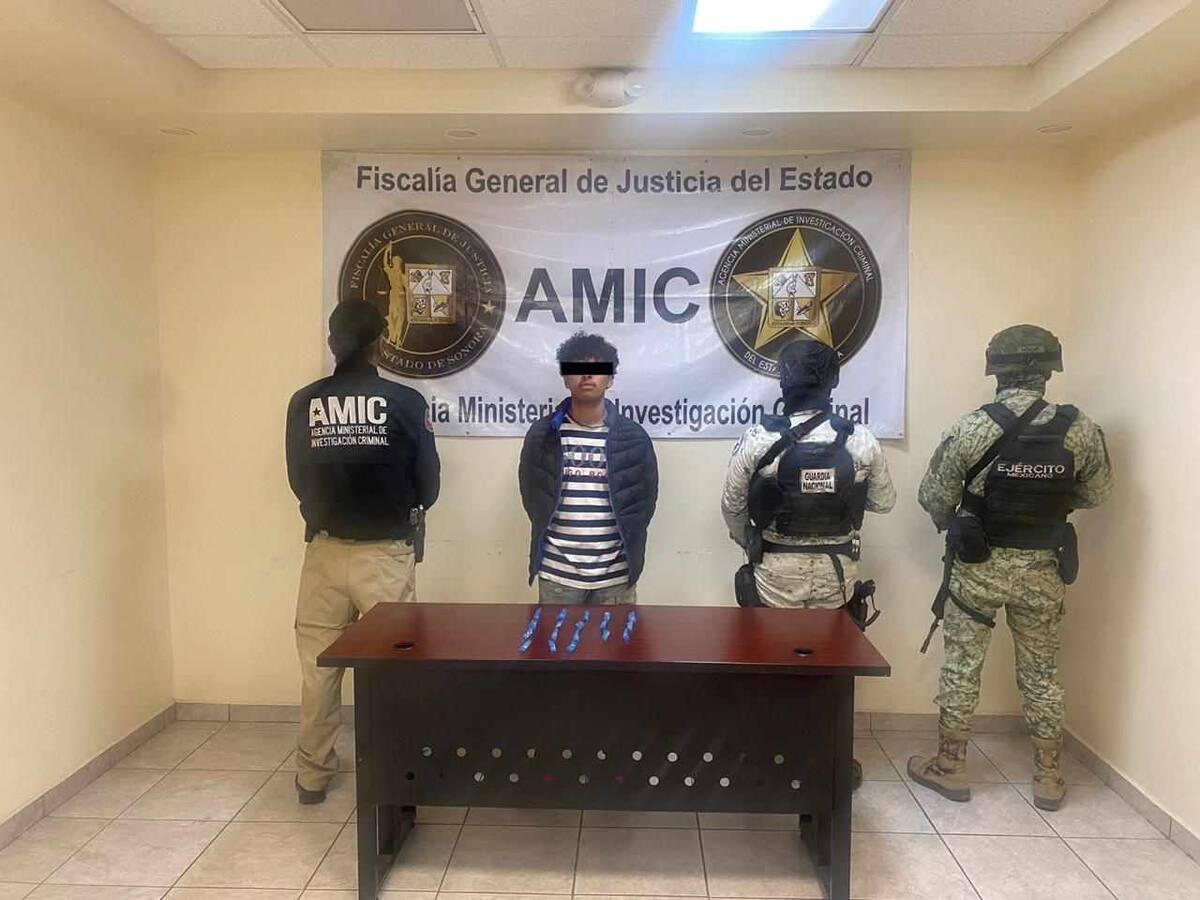 Detienen a Jonathan Damián "N", de 18 años, tras asegurarle 18 envoltorios con la sustancia de cristal. | FGJE Sonora
