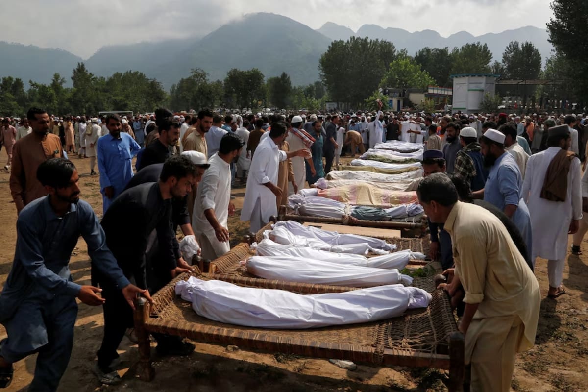 Inundaciones arrasan aldeas en Pakistán y dejan cientos de muertos