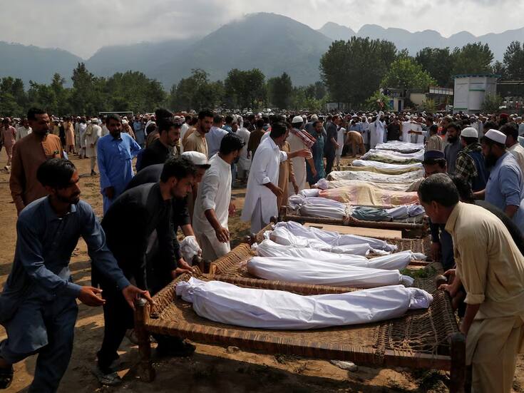 Inundaciones arrasan aldeas en Pakistán y dejan cientos de muertos