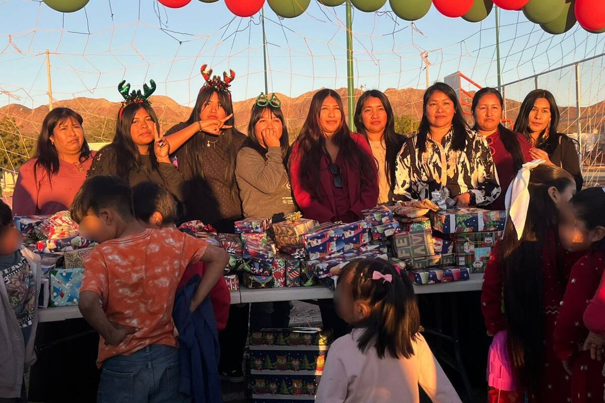Niños y niñas de la comunidad Comca’ac disfrutan de la Navidad con alegre celebración