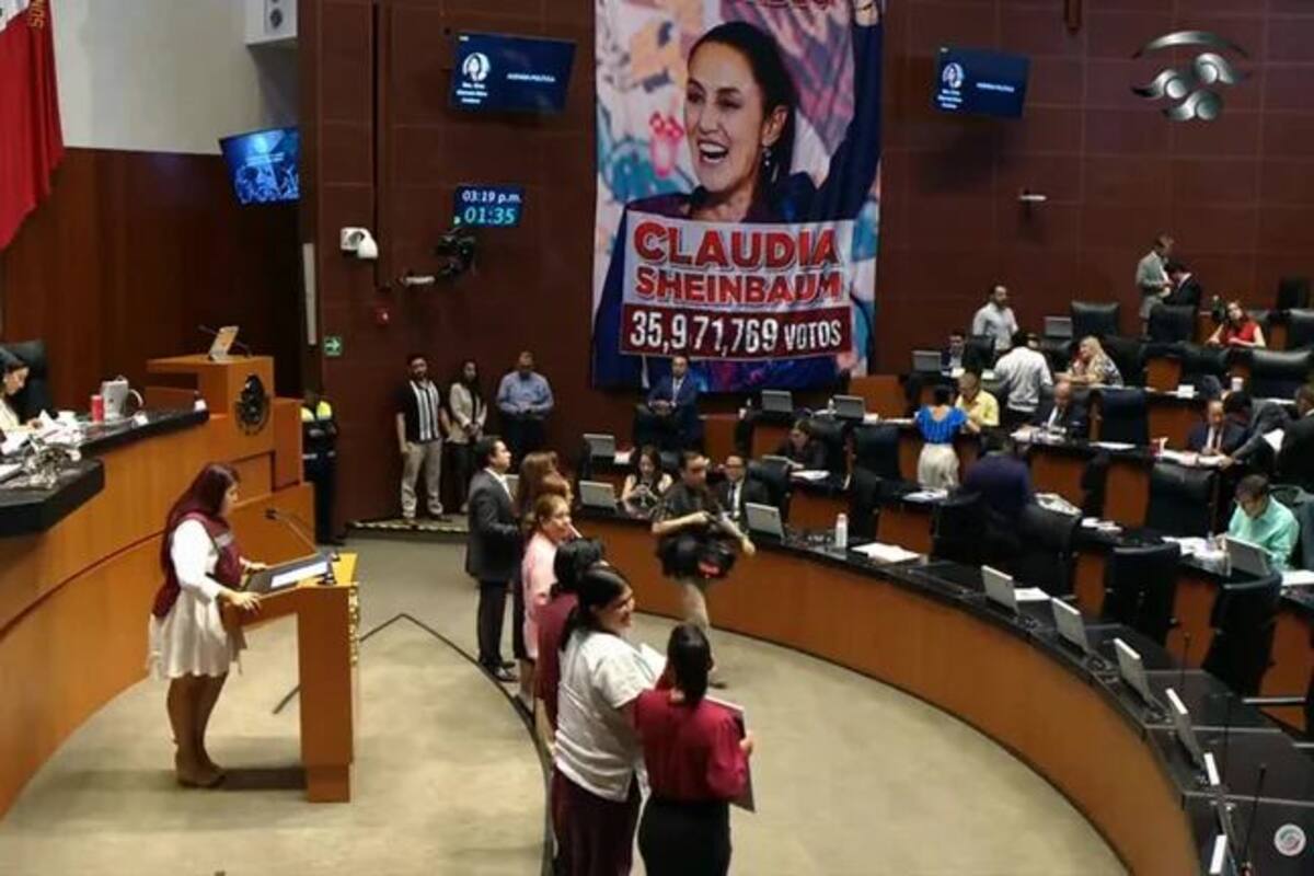 Senadores cuelgan lona gigante con foto de Sheinbaum: “Victoria del pueblo”