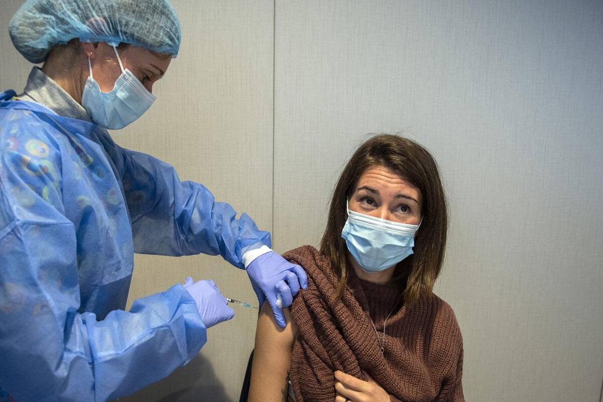 Tercera dosis de vacuna contra Covid-19 ya disponible para ciertas personas en San Diego
