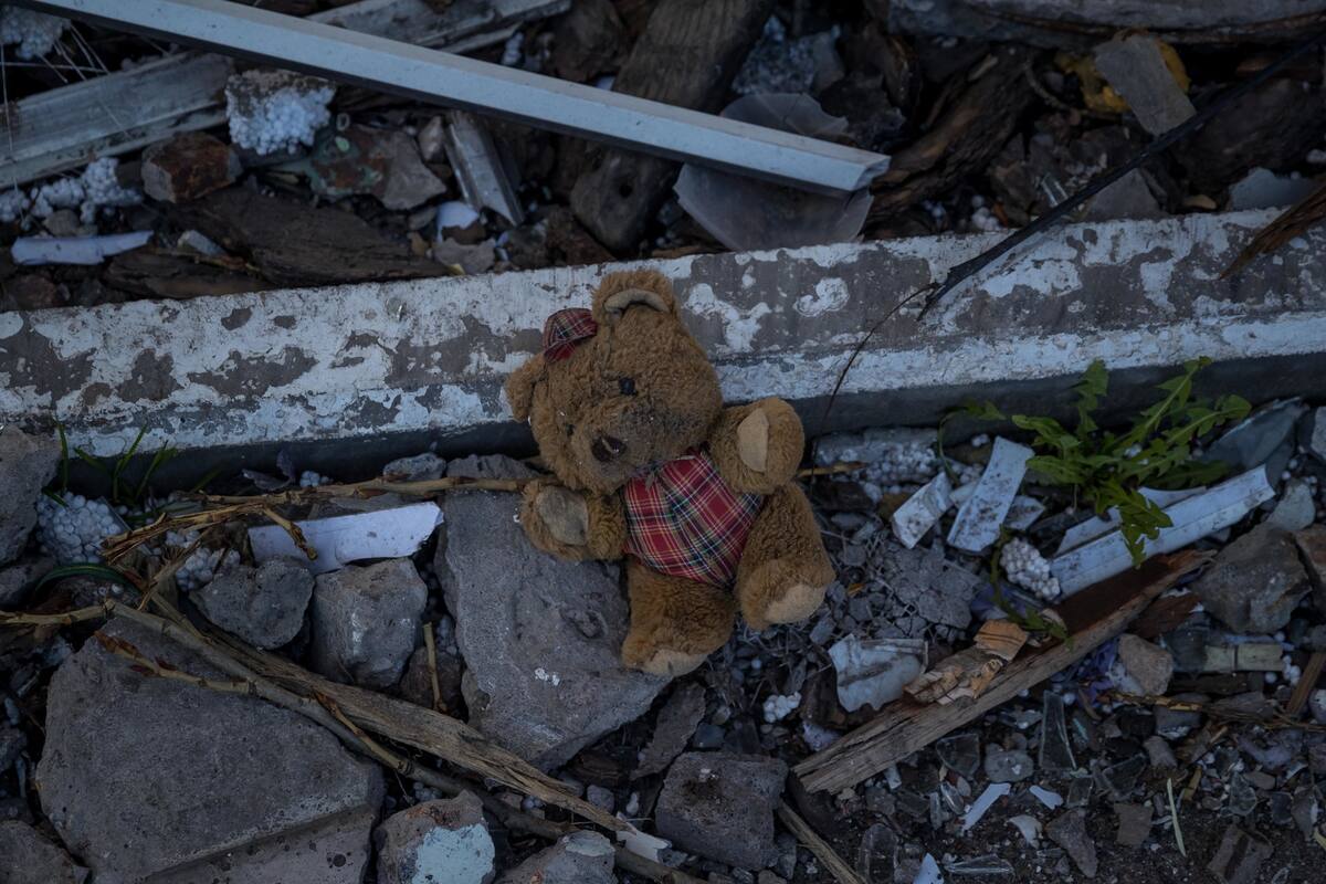 Imagen de archivo de un oso de peluche entre la destrucción causada por los bombardeos en Ucrania. EFE/ MIGUEL GUTIÉRREZ
