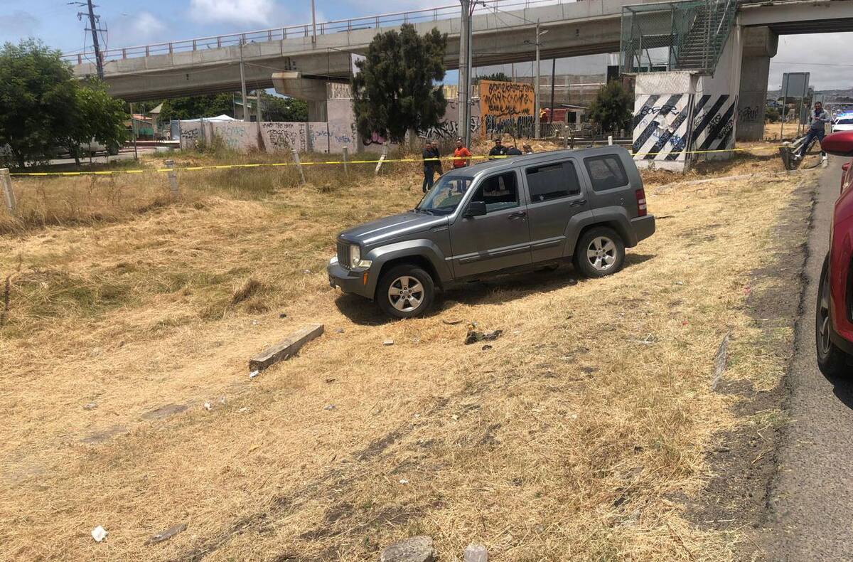 La camioneta de la víctima quedó con vidrios rotos y orificios ocasionados por las balas.
