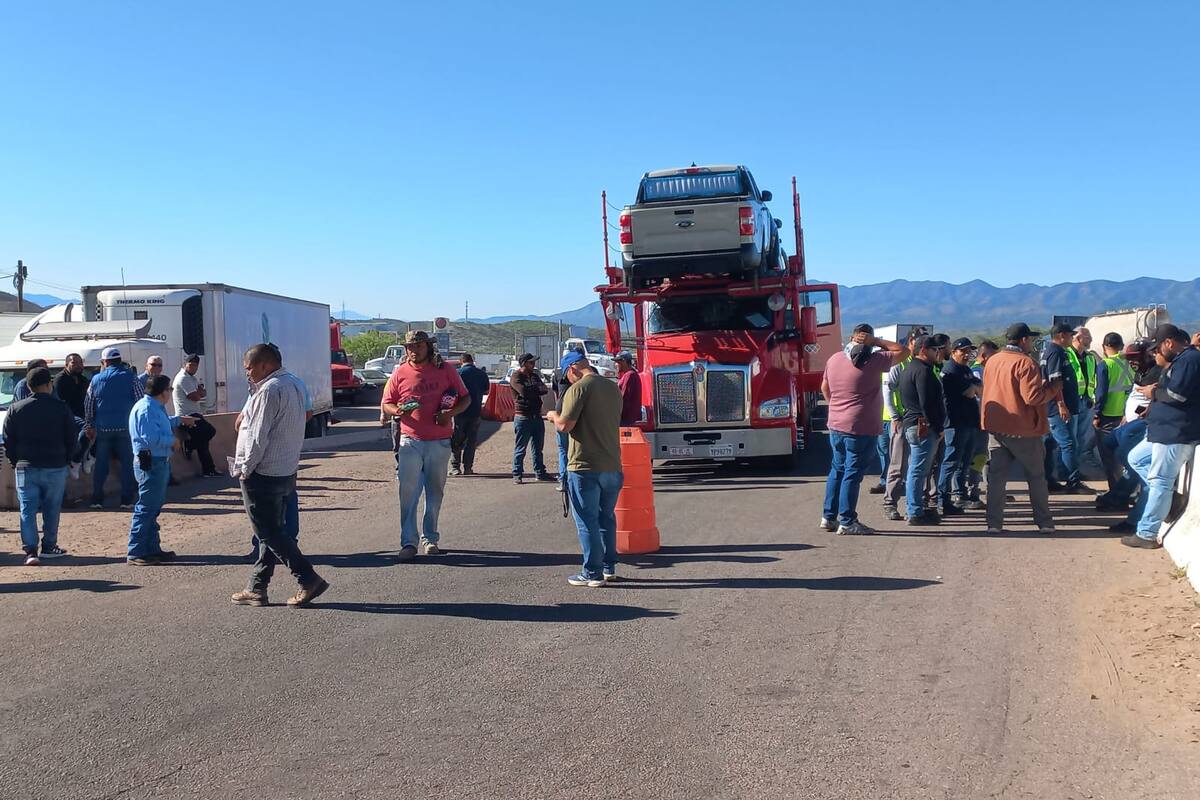 Protestan transportistas “varados” en recinto fiscal