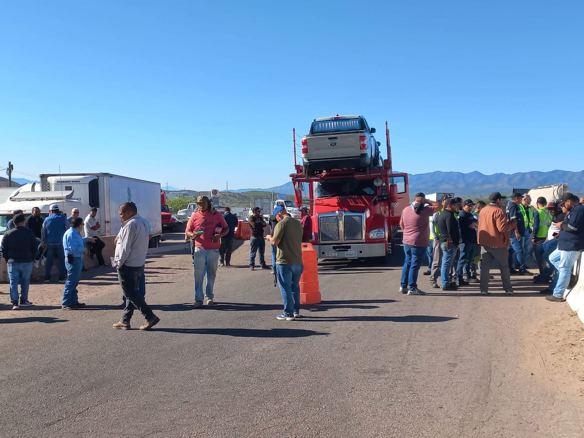 Decenas de transportistas se manifestaron ayer a la entrada de los patios del Puerto Fronterizo Nogales III, del Recinto Fiscal. Foto: Especial