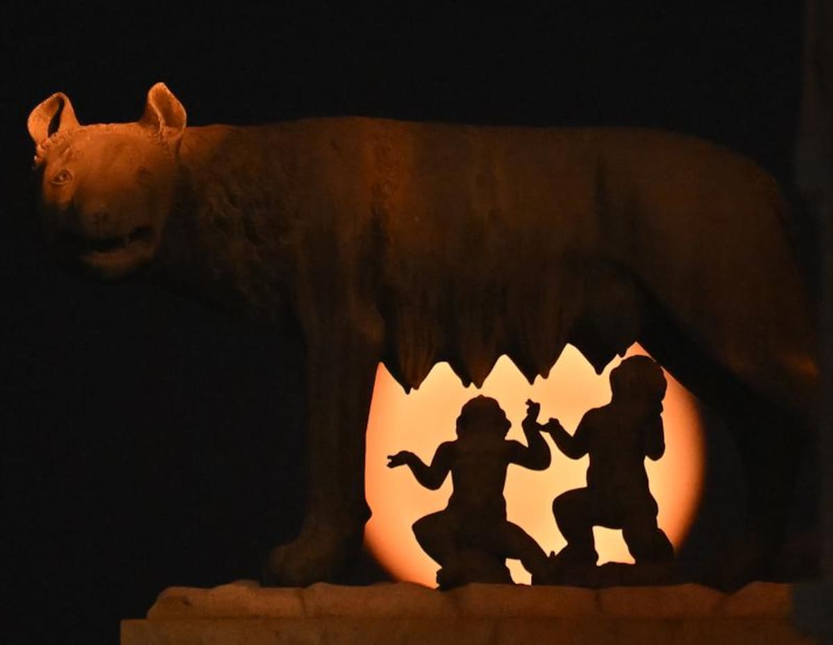 (250810) -- ROMA, 10 agosto, 2025 (Xinhua) -- Imagen del 9 de agosto de 2025 de una luna llena y la estatua de la Loba Capitolina, en Roma, Italia. (Xinhua/Alberto Lingria) (rtg) (ah)